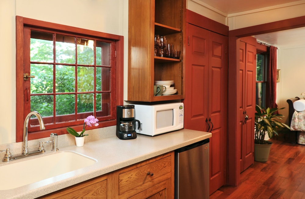 1795 Acorn Inn B&B