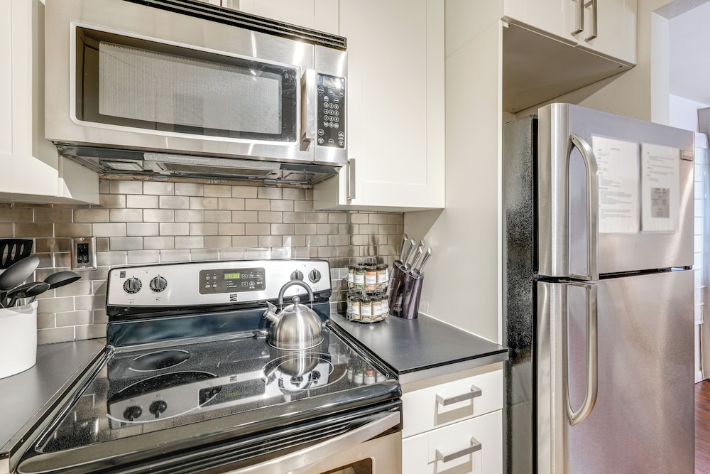 < 1 Mi to Old Town: Scottsdale Condo w/ Balcony