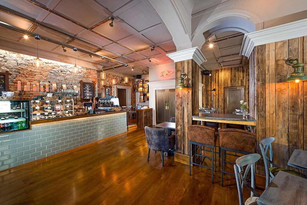 Ennis Vacations - Queens Hotel and Nightclub - Property Image 12