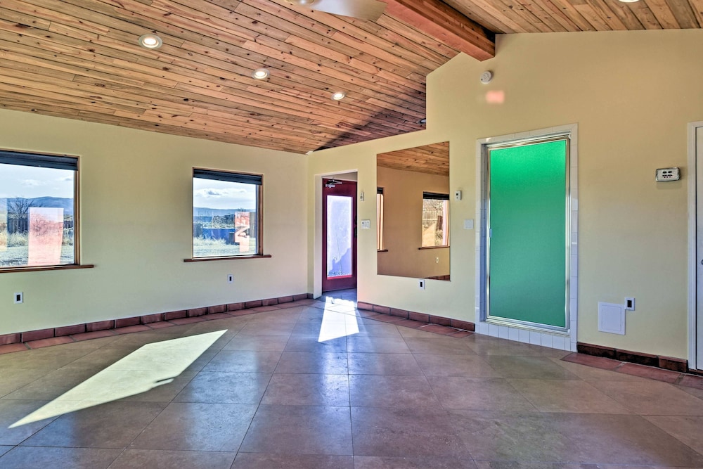 Cozy 'blue Adobe' w/ Steam Room 2 Mi. From Taos! view 4