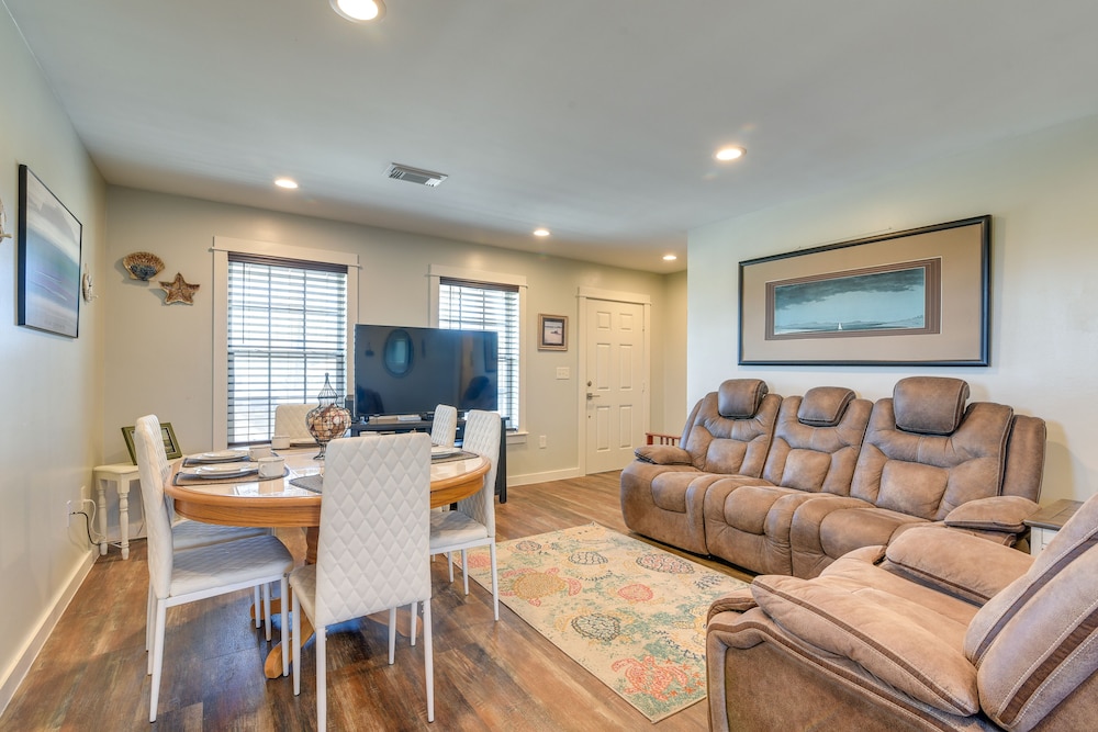 Galveston Vacation Home: 2 Mi to Galveston Beach!