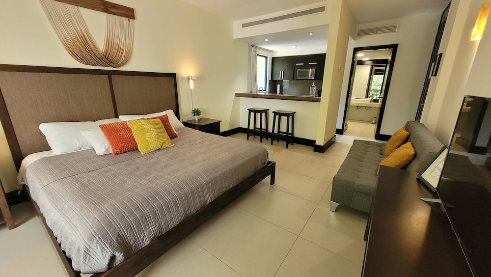 Very Good Vibes Apartmen in Pdc, Steps From Beach