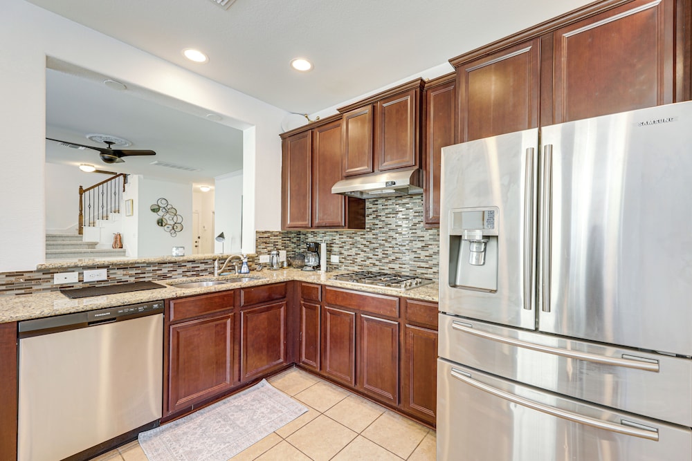 5 Mi to Lake Travis: Pet-friendly Home w/ Yard!