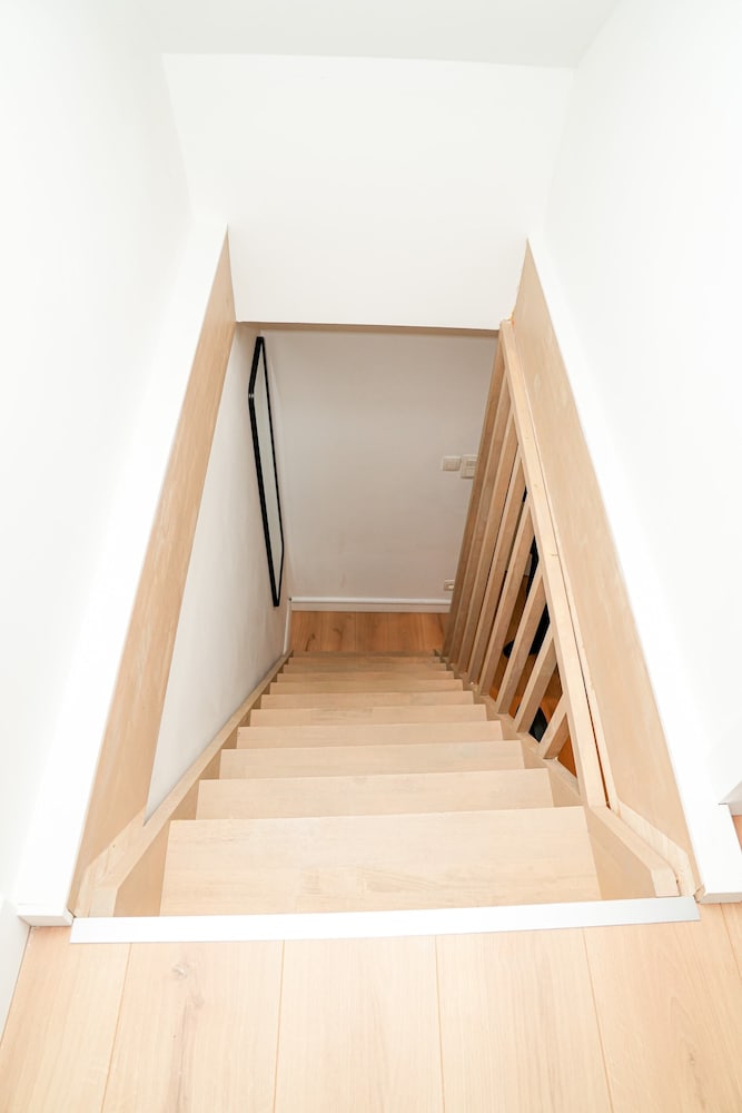 Modern 1BR 1LR Apartment Walk To Rabot