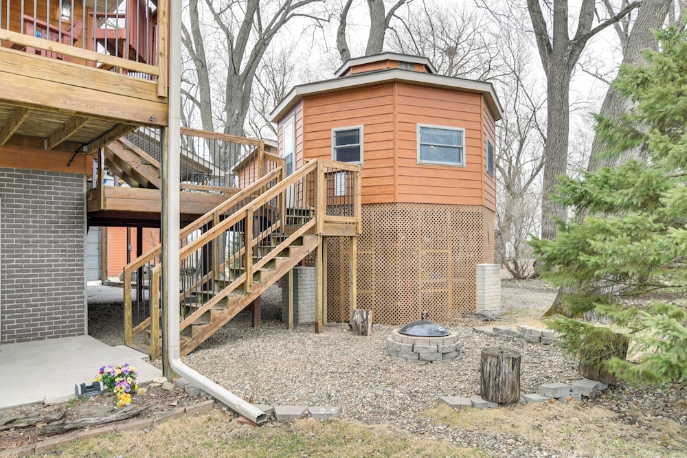 6 Mi to Dtwn Pella: Riverfront Cabin w/ Game Room!