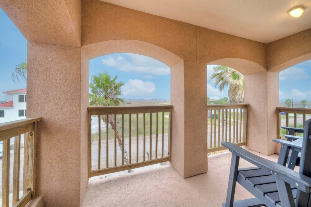 Walk to the Beach Avantstay Golf Cart Brdwalk