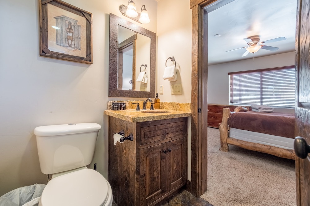 Lakefront Lodge by Avantstay Lakefront Cabin w Hot Tub