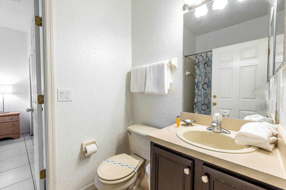 218rp 4 Bedroom Townhouse by RedAwning
