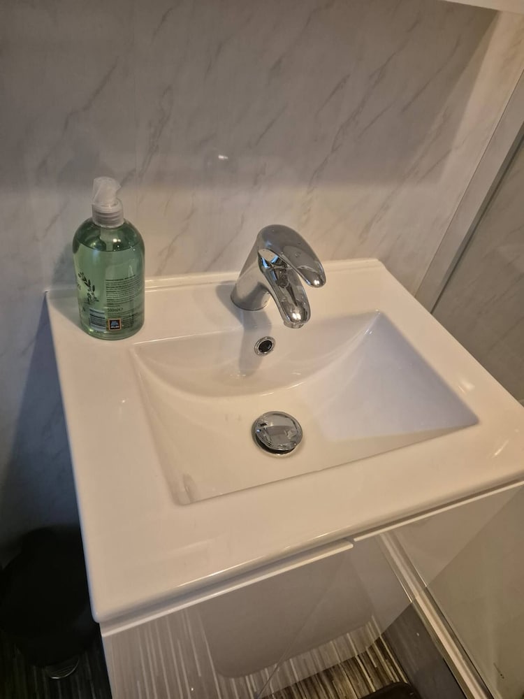 3 Bed Home Free Wifi & Netflix Central Location