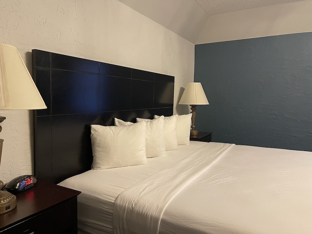 Bloomington Vacations - The Chateau Hotel and Conference Center - Property Image 97