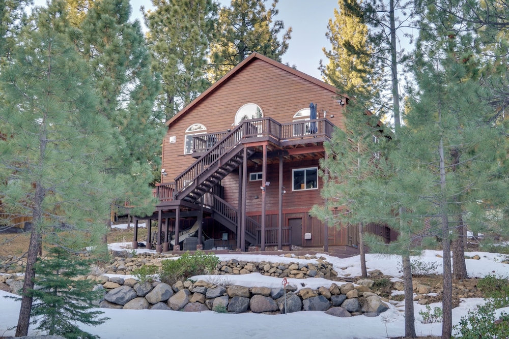 Near Downhill Ski Resort! Hot Tub Haven in Truckee