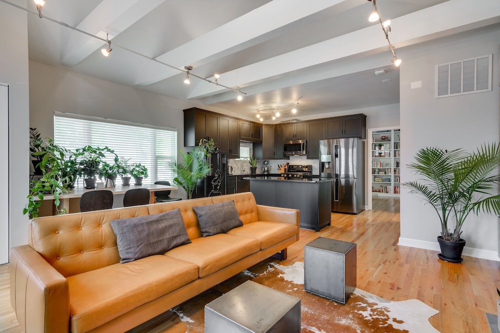 Division St Designer Home in Heart of Wicker Park by AllSet Turnover photo 4