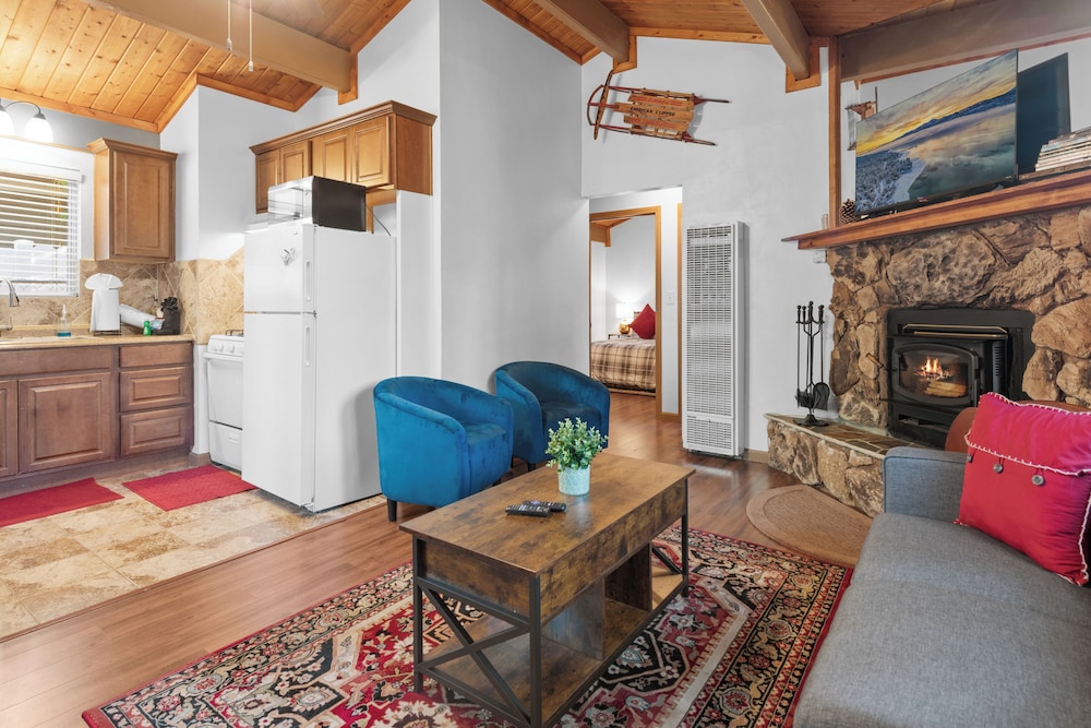 Cute Cozy Cabin