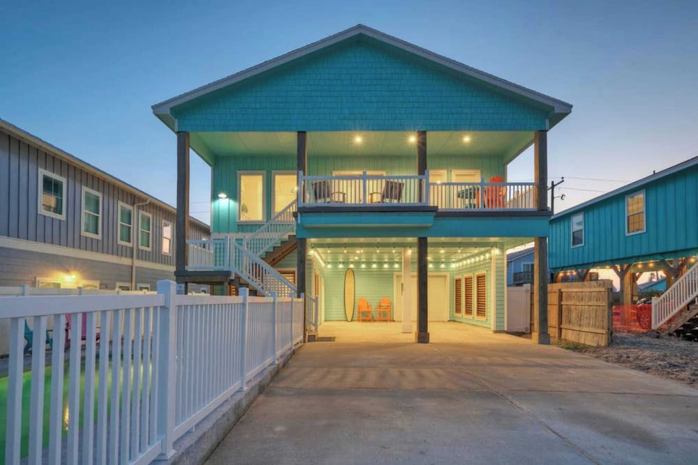 Sleeps 21, 2 Homes 2 Private Pools, Fire Pit, Swing Bar Walk to the Beach