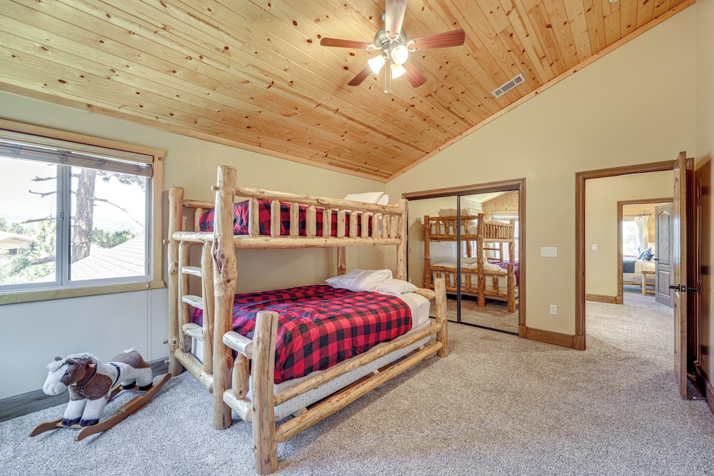 Walkable Big Bear Lake Home w/ Private Hot Tub!