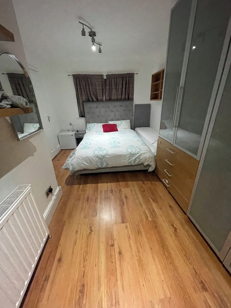 Luxurious 6-bed Entire House in London Ilford