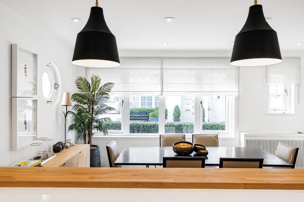 4-bed House Next To Harrods Pont Street Mews