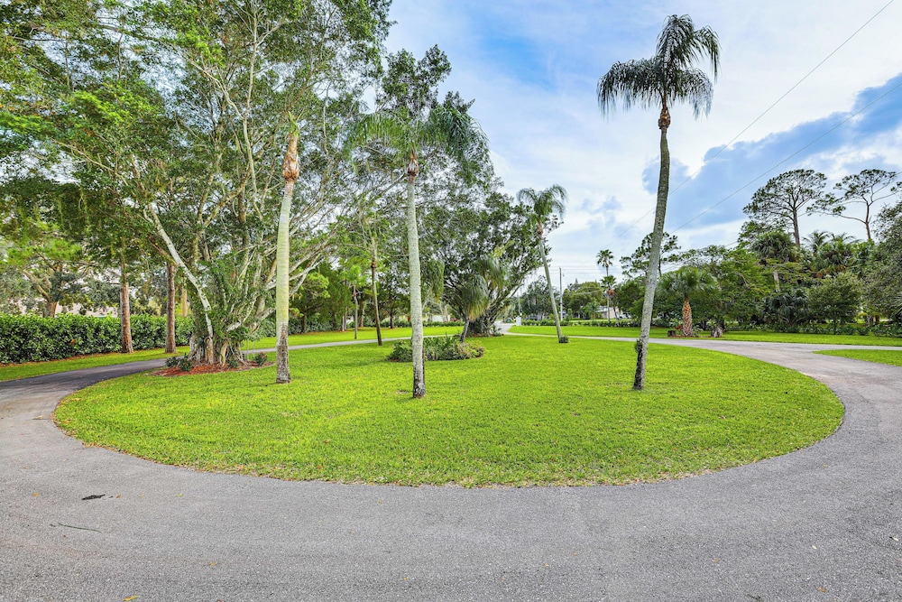 1 Mi to Boat Ramp: 'the Islander' Home w/ Yard view 4