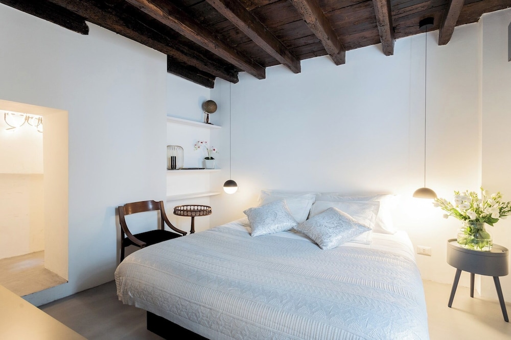 Shades Of Como With Private Terrace by Rent all Como