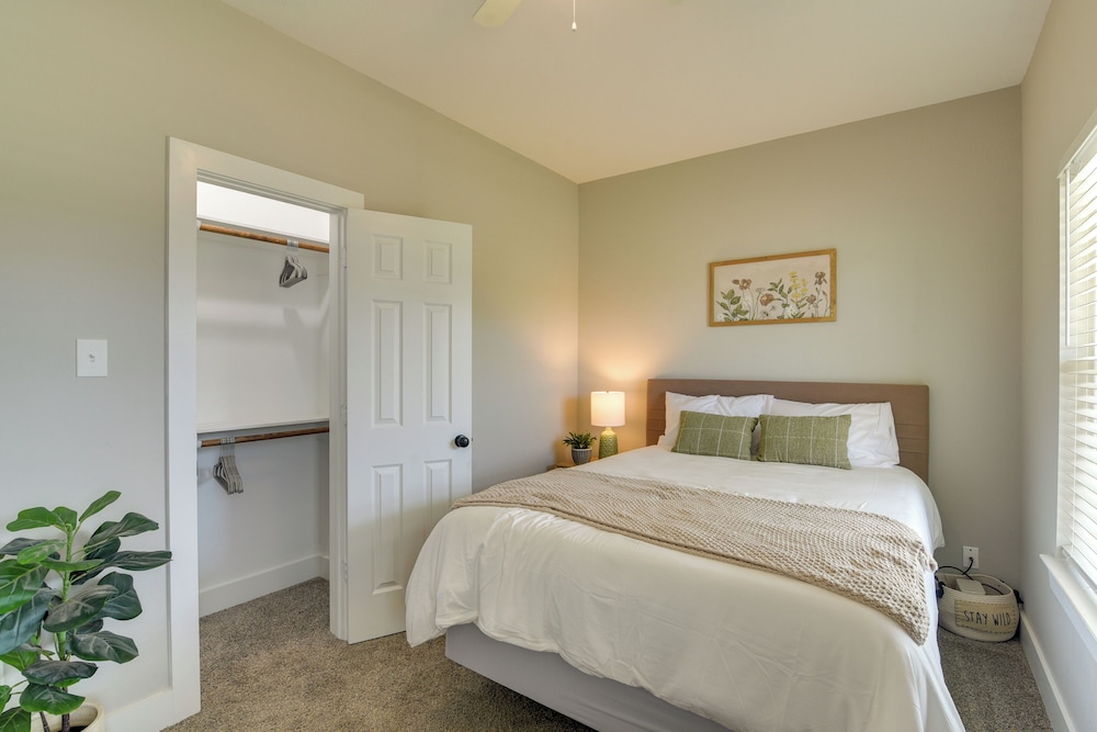 Patio & Fenced Yard: Home Close to Dtwn Houston!