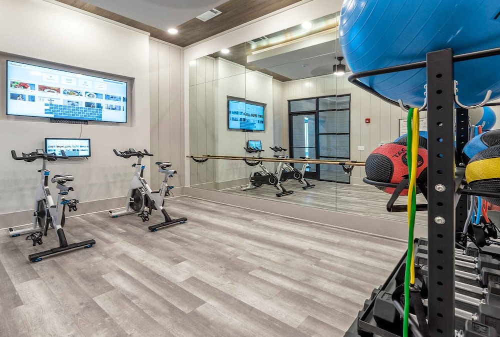 Monarch Apartments 15m to Parks, Pet Friendly, Free Parking by Heavenly Homes