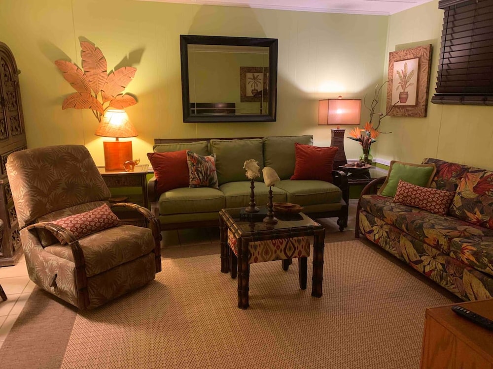 2521 ALOHA King Bed with Sleeper Sofa