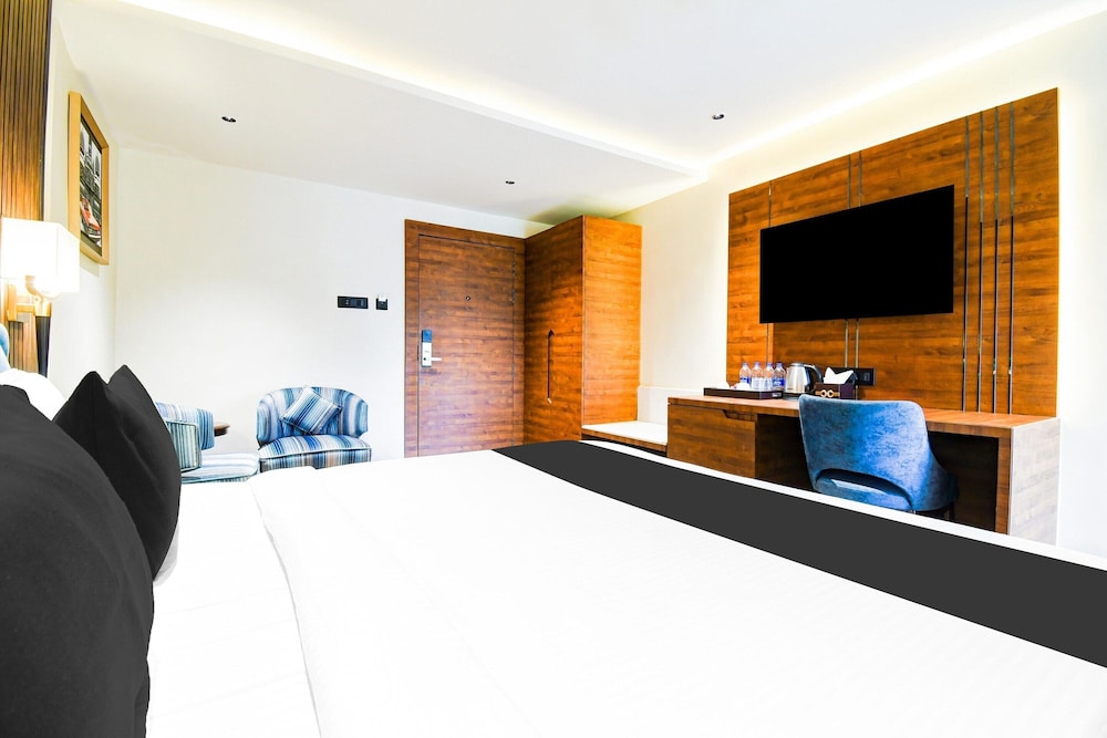Deluxe Double Stays Near Paridh Crossing