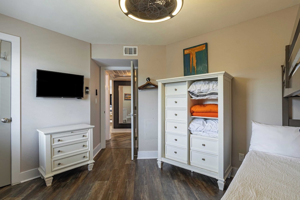 2 Condos, Steps to the Beach Pool+hot Tub, Balcony Lounge Triton & Sea Haven