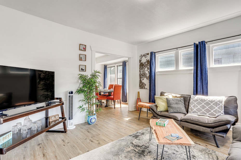 1 Mi to Green Lake: Family-friendly Seattle Home