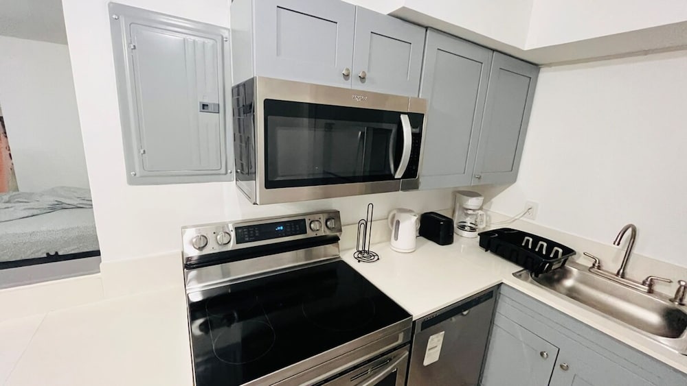 Upper East Side Renovated Studio Free Parking