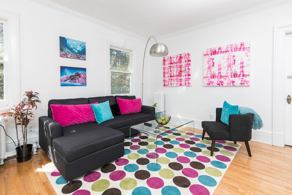 Applewood Suites - Bathurst & College - Image 1