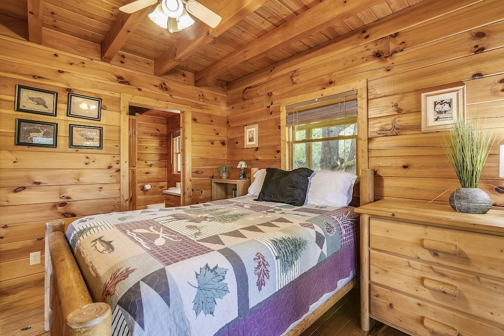 Mountain Serenity 2 Bedroom Cabin by RedAwning view 3