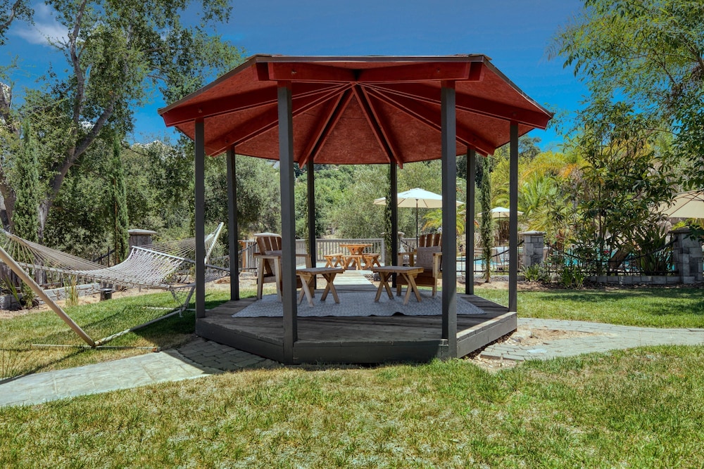 Burgundy by Avantstay Basketball Court Pool Hot Tub Outdoor Kitchen City Escape