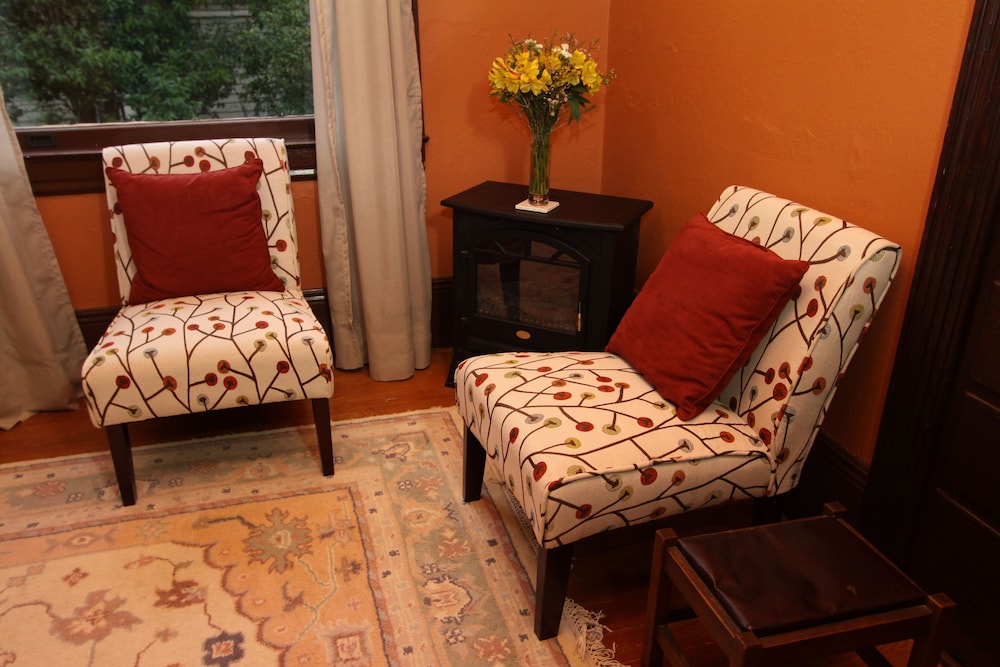 Kelley & Young Wine Garden Inn