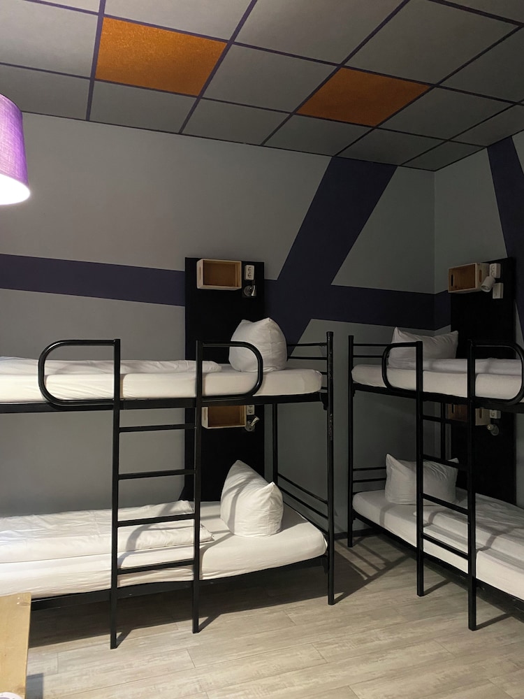 Singer109 Hostel
