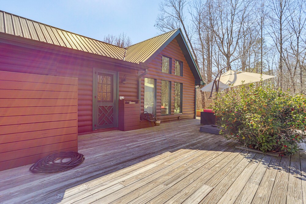 Large Deck: Luxe 6-acre Retreat in Dahlonega!
