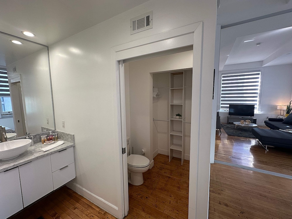 Stylish XL 2br/2ba At HWH by Oneluxstay