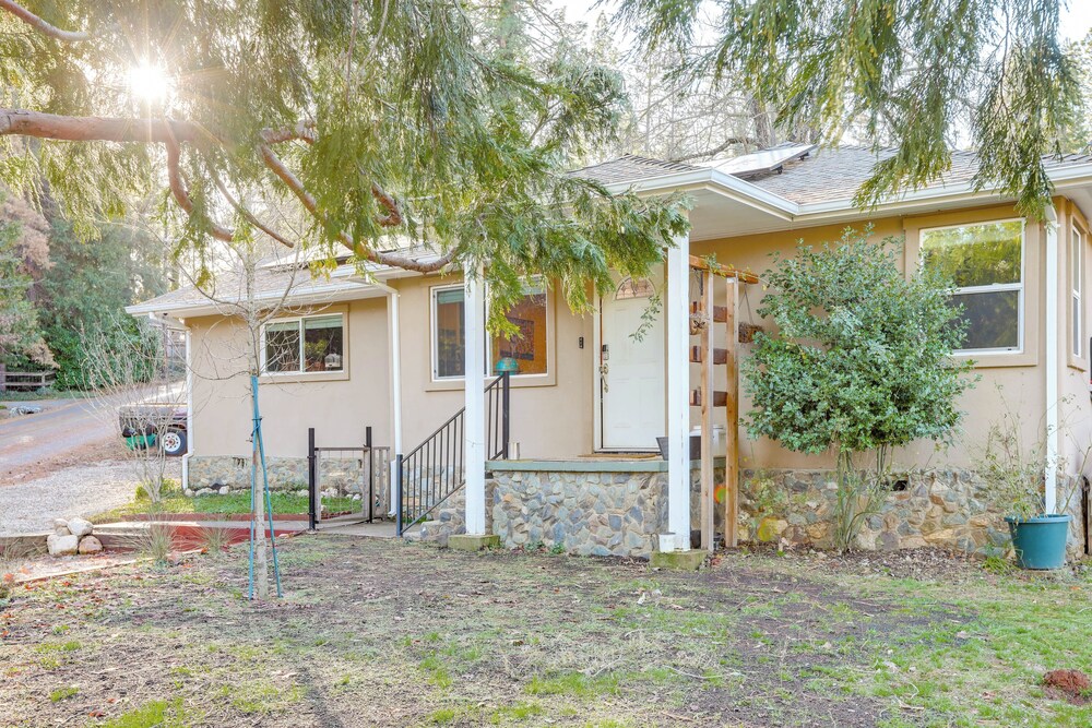 4 Mi to Dtwn Grass Valley: Forest Oasis w/ Hot Tub