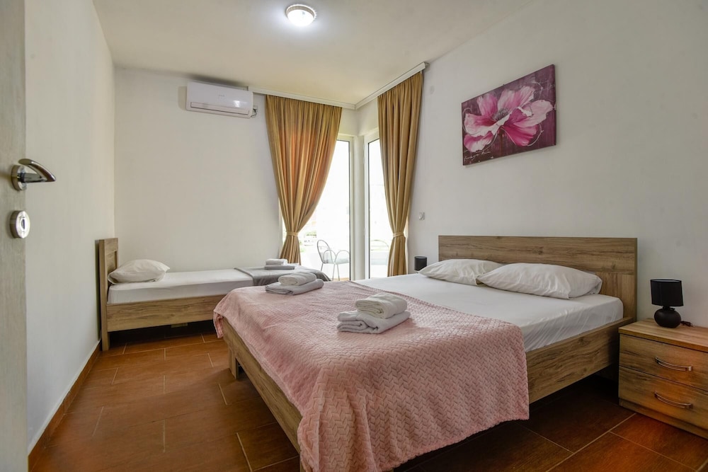 Flat w Garden Balcony 5 min to Beaches in Uljinc photo 4