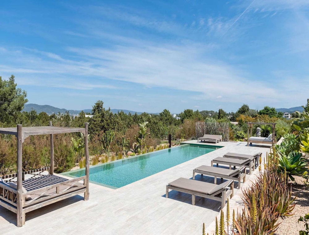 Stunning Villa With Gardens