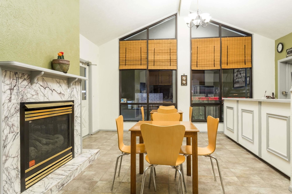 Super 8 by Wyndham Wells view 5