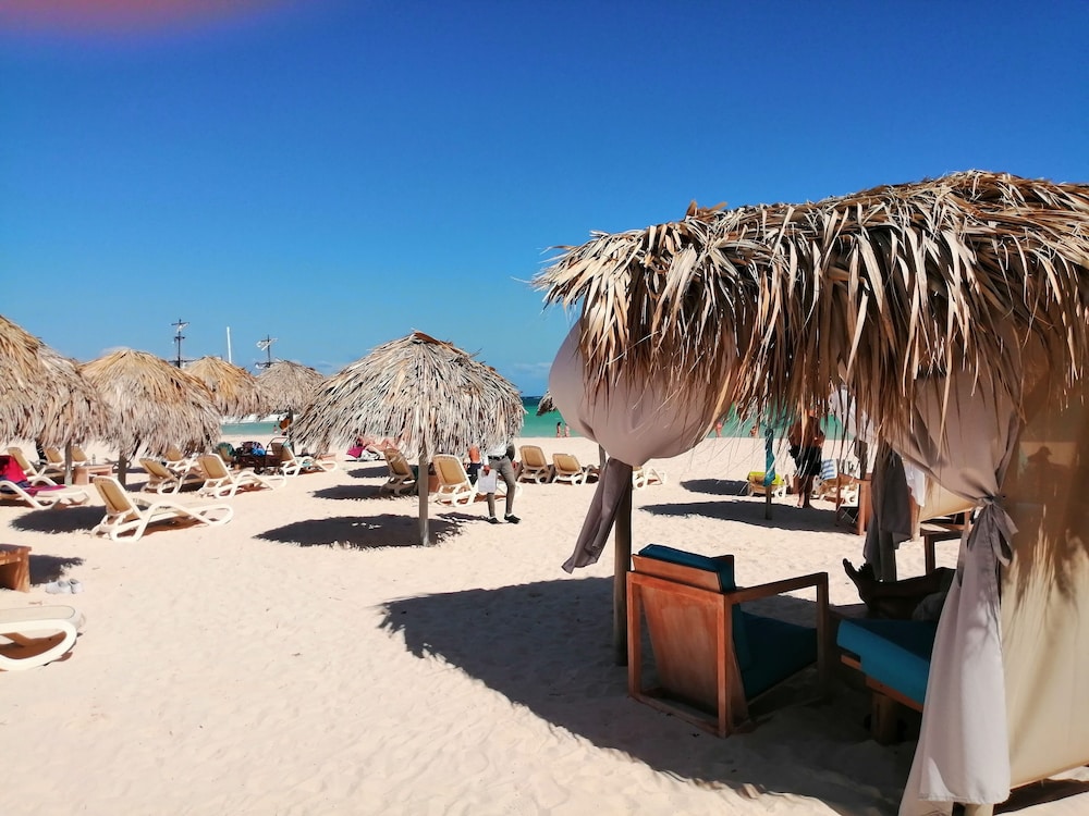 Los Corales Beach Village