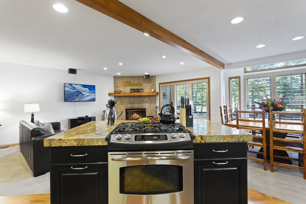 Deer Lake Village at Deer Valley Resort - Two Bedroom Condo with Hot Tub #2426 2 Condo
