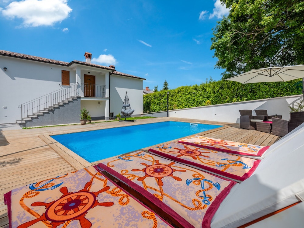 Modern Holiday Home With Pool in Pazin
