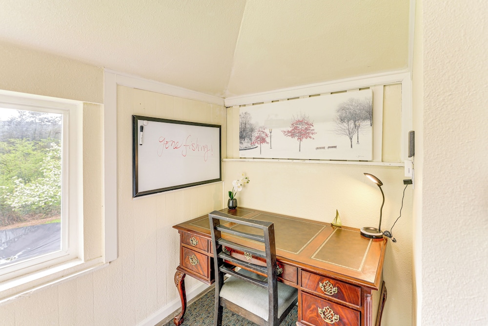 10 Mi to South Beach & Newport: Home w/ Deck!
