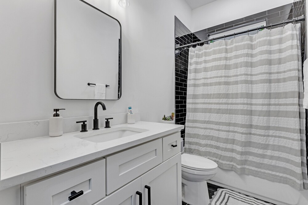 Stylish Bungalow Near Beltline & Breweries 4 Bedroom Bungalow