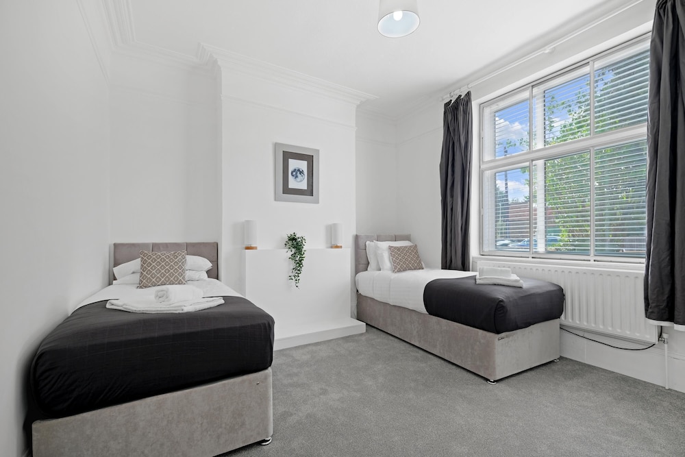 Heathrow Living Stanwell Serviced House