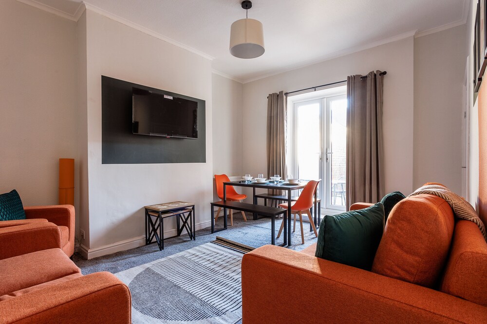 Darlington 4Bd Home: Modern Comfort & Free Parking