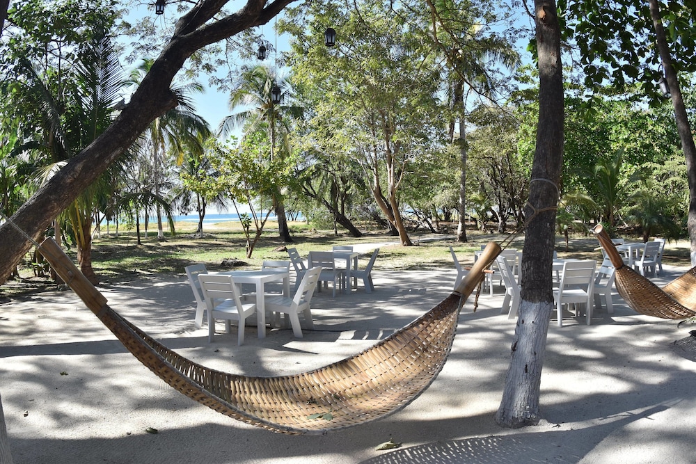 Casa Aura Beachfront Premium Hostel