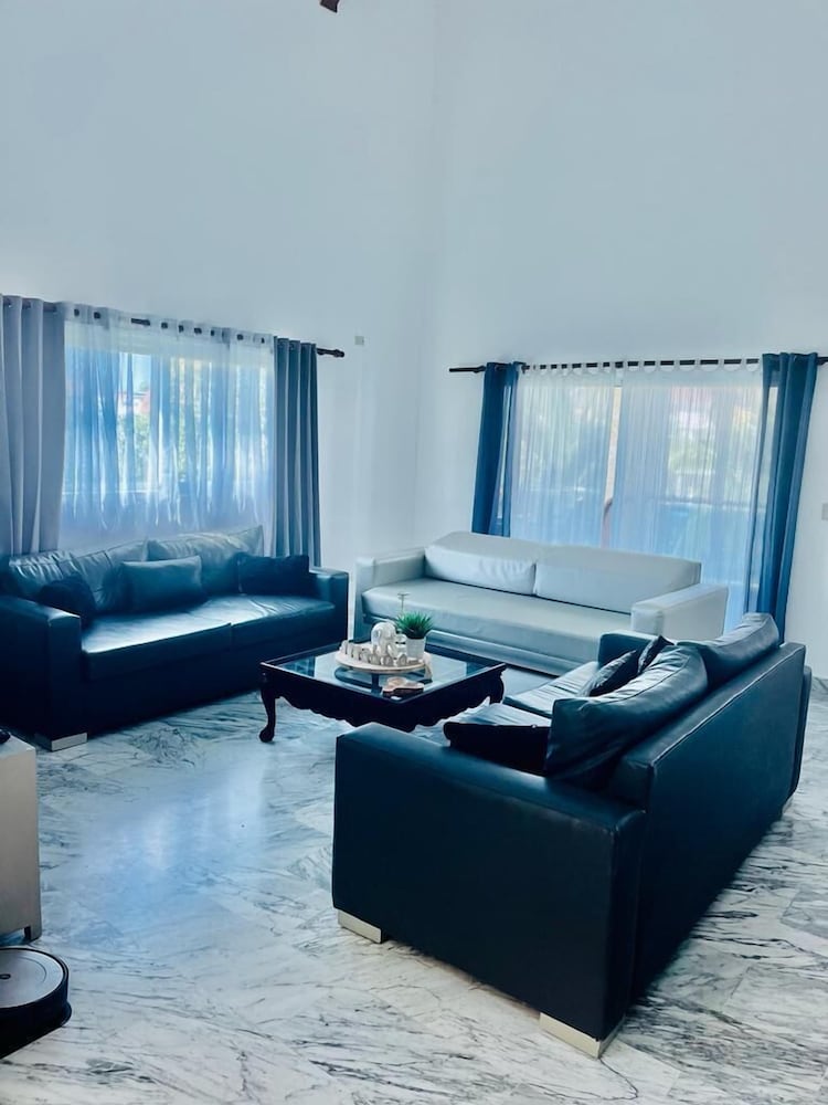 2 Minutes Walk to Beach Huge 3 bdrm Condo with Pool